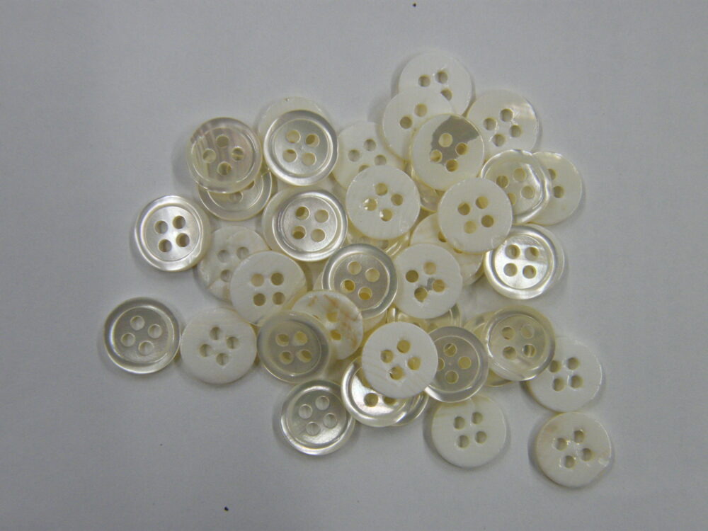 601MS廣瀬貝 4穴 10mm  1個15円