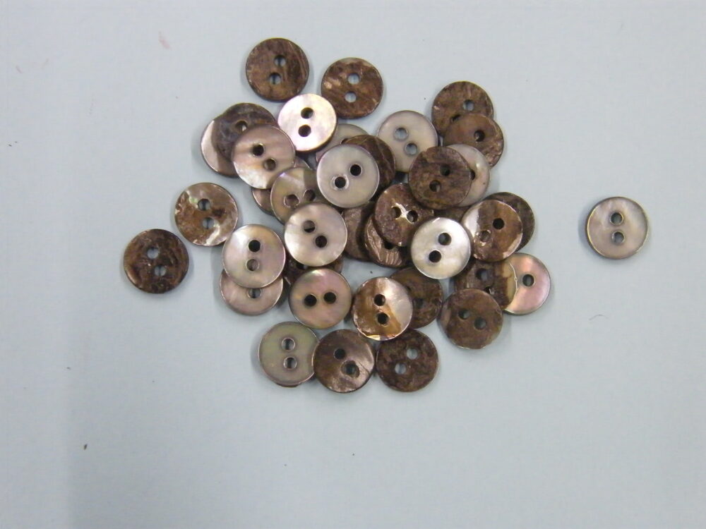 608MS アコヤ貝染(2穴) 9mm 1個25円