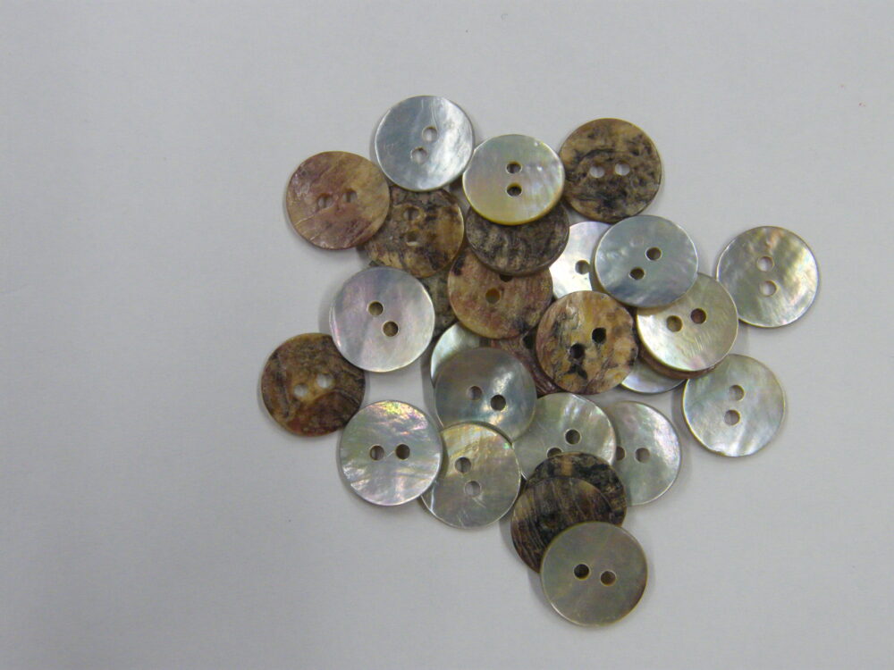 628MS アコヤ貝2穴 13㎜ 1個25円