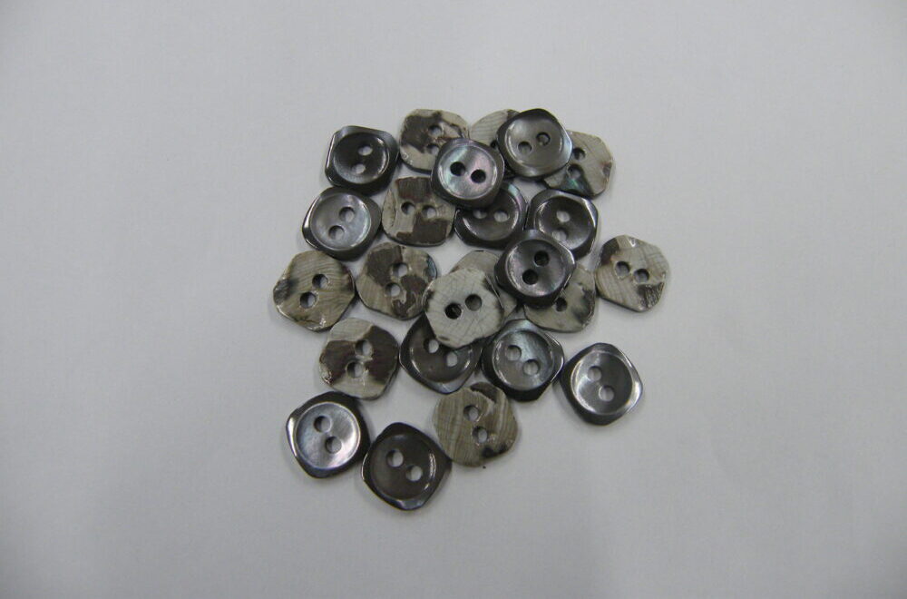 655MS 高瀬貝(スモーク) 2穴 10㎜  1個25円