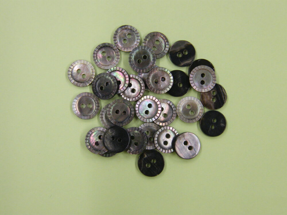 138TM※　黒蝶貝(2穴)　キザミ　13mm 180番 1個40円(税込)