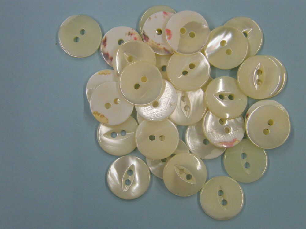 139TM※　高瀬貝(2穴)　キャッツアイ　18mm  1個45円(税抜)
