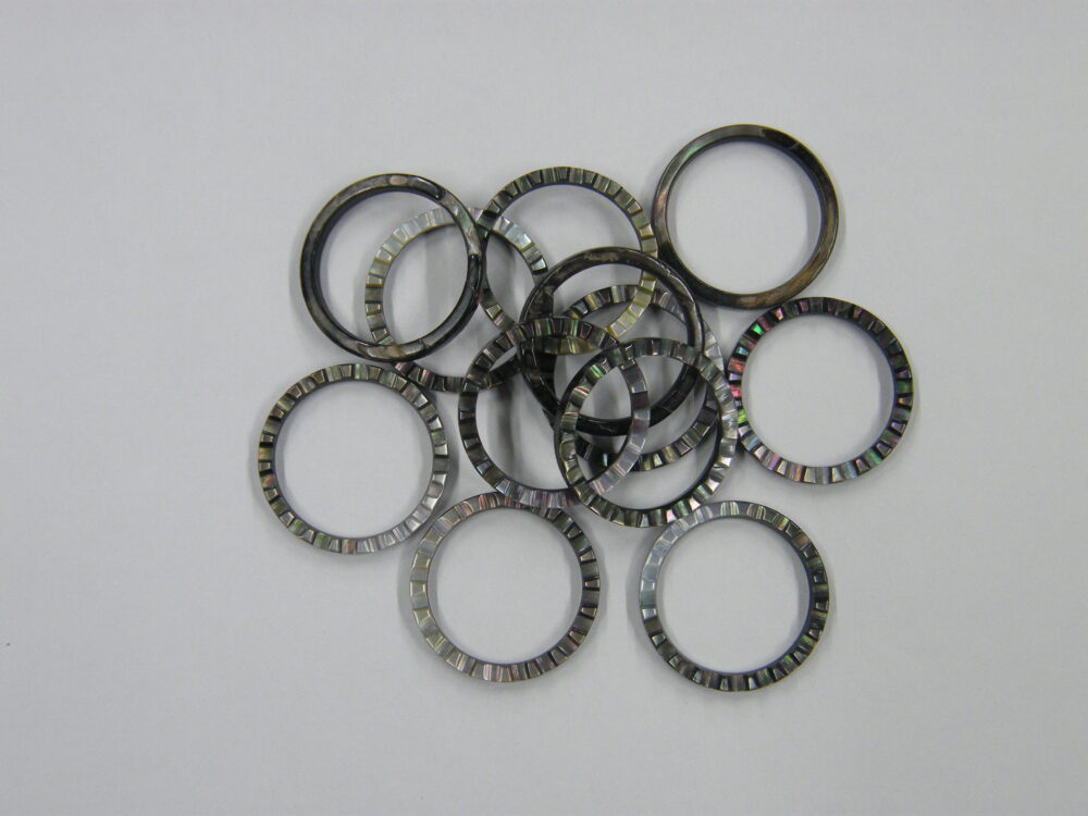 920MM 黒蝶貝アクセサリーパーツ　25.3mm  1個300円