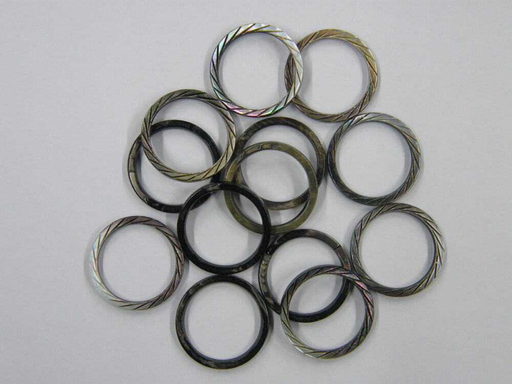 922MM 黒蝶貝アクセサリーパーツ　25.3mm 1個300円