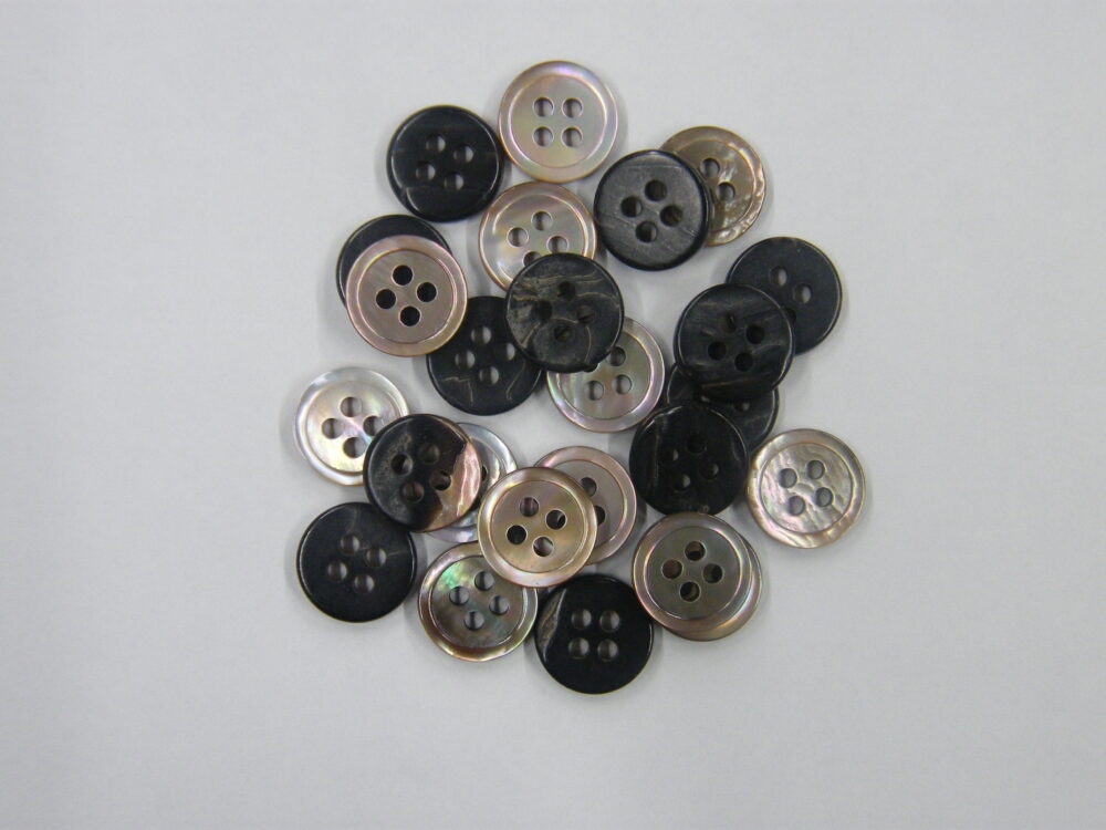303SS※　茶蝶貝(4穴)　13mm  1個65円
