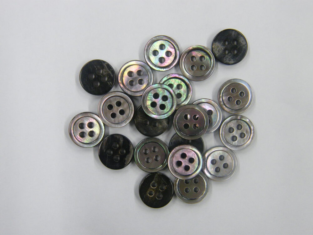 304SS※　黒蝶貝(4穴)　13mm  1個55円